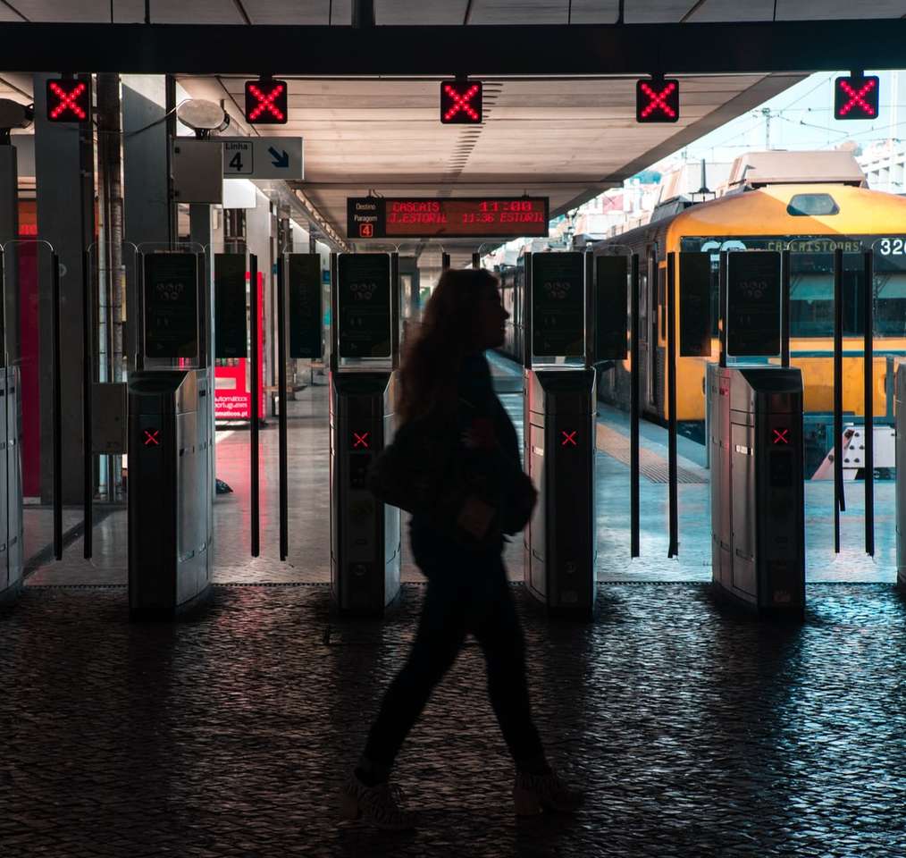 sylwetka kobiety idącej na stacji kolejowej puzzle online