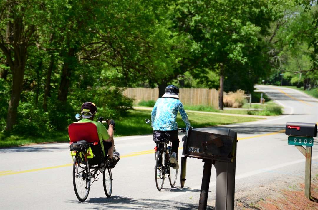 Ludzie jedzie na rowerze na drodze w ciągu dnia puzzle online