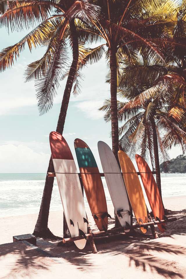 Deska surfingowa na plaży puzzle online