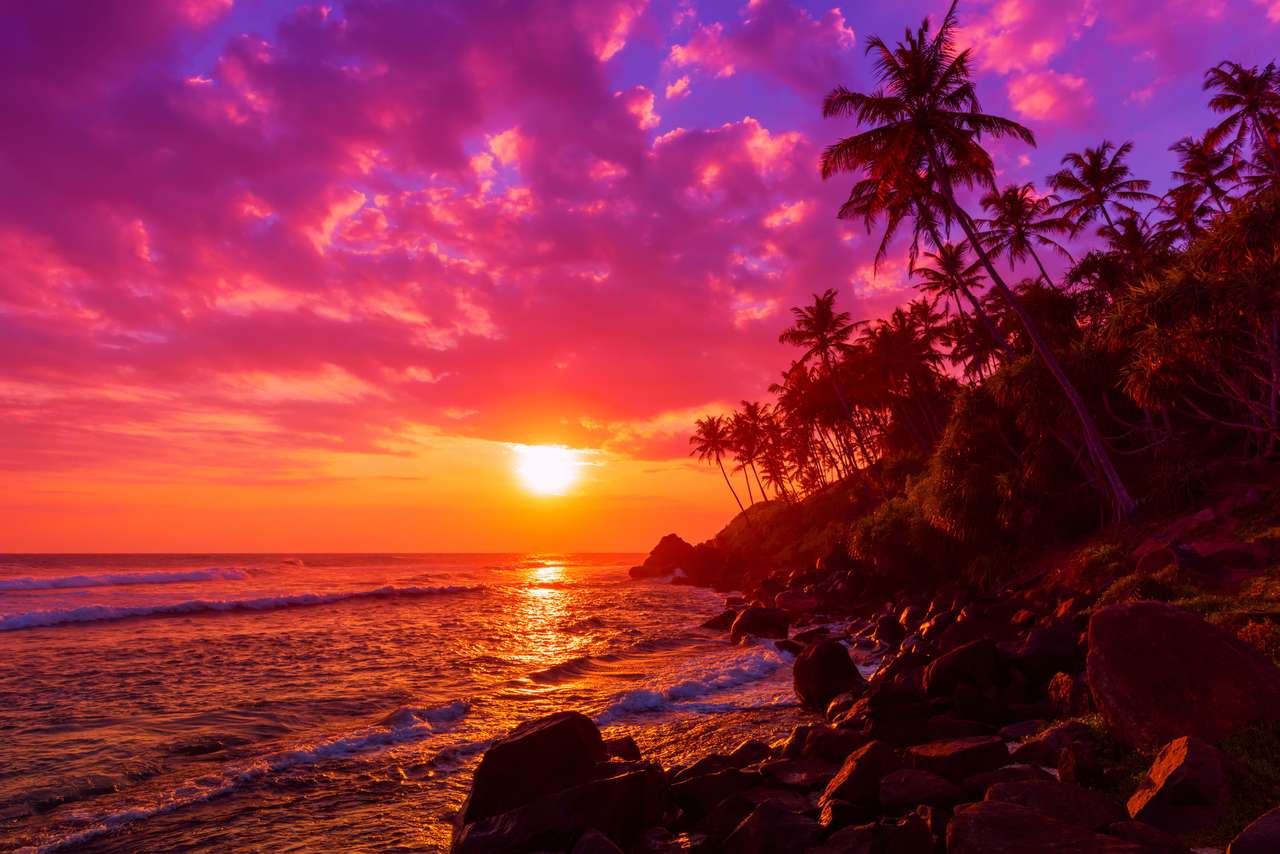 Zachód słońca na tropikalnej plaży puzzle online