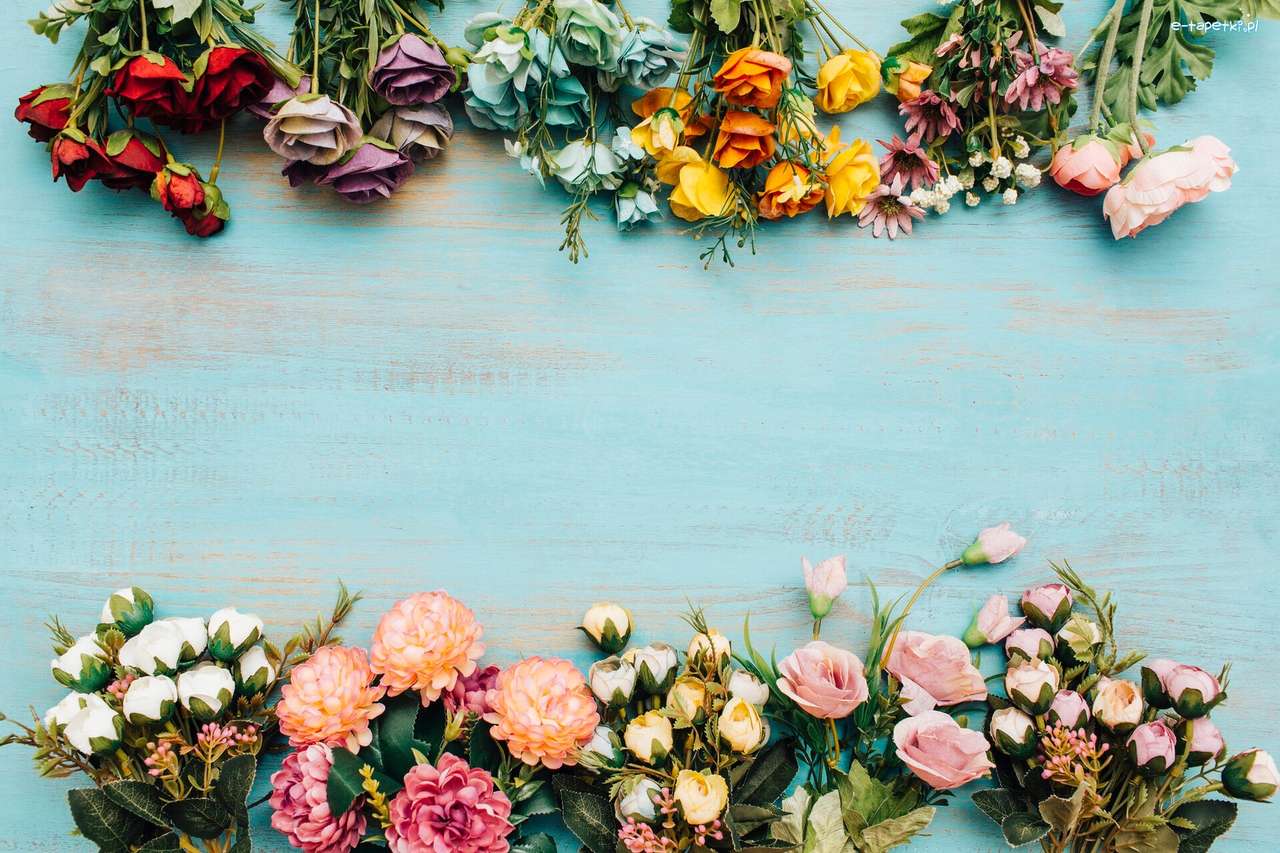 Kwiaty na niebieskim stole puzzle online