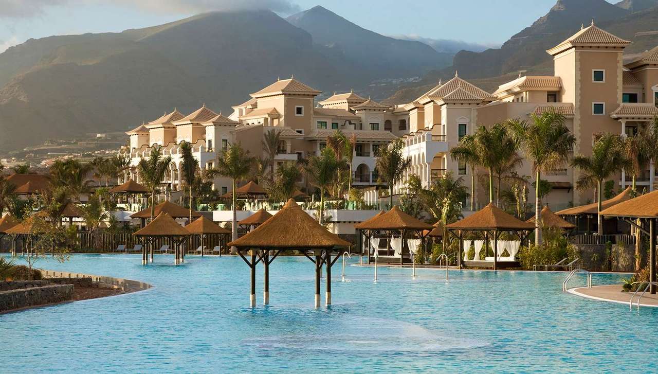Resort hotelowy z basenem w górach puzzle online