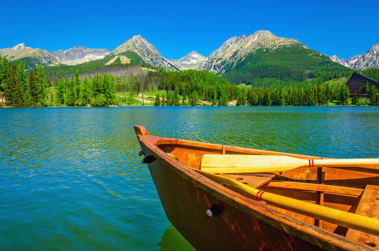 Drewniana łódź na górskim jeziorze puzzle online