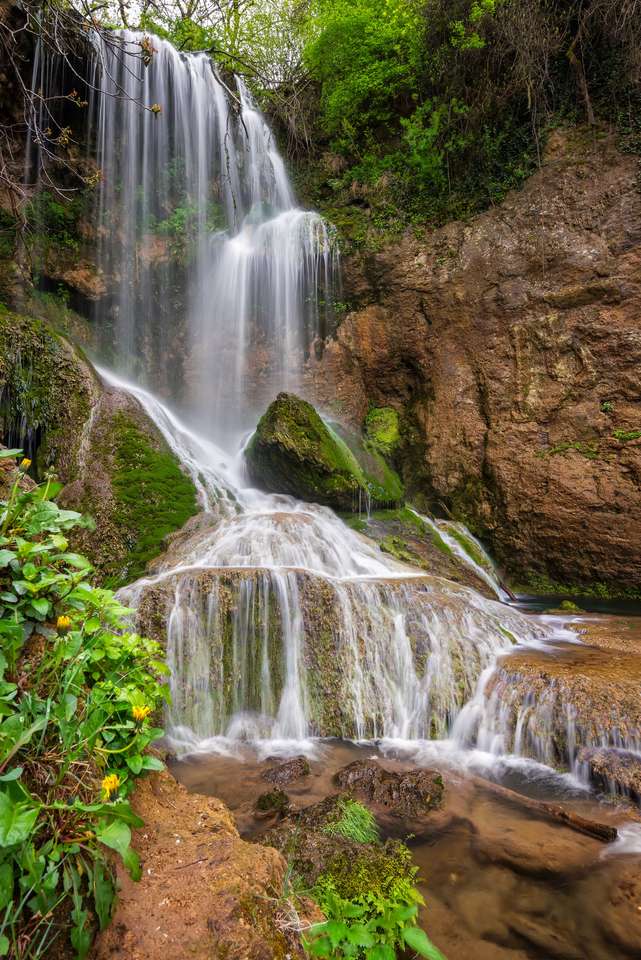 Piękny widok na wodospad wśród klifów puzzle online