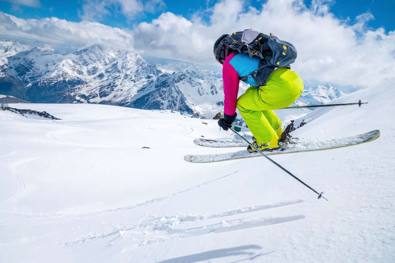 sportowiec narciarz robi skok puzzle online