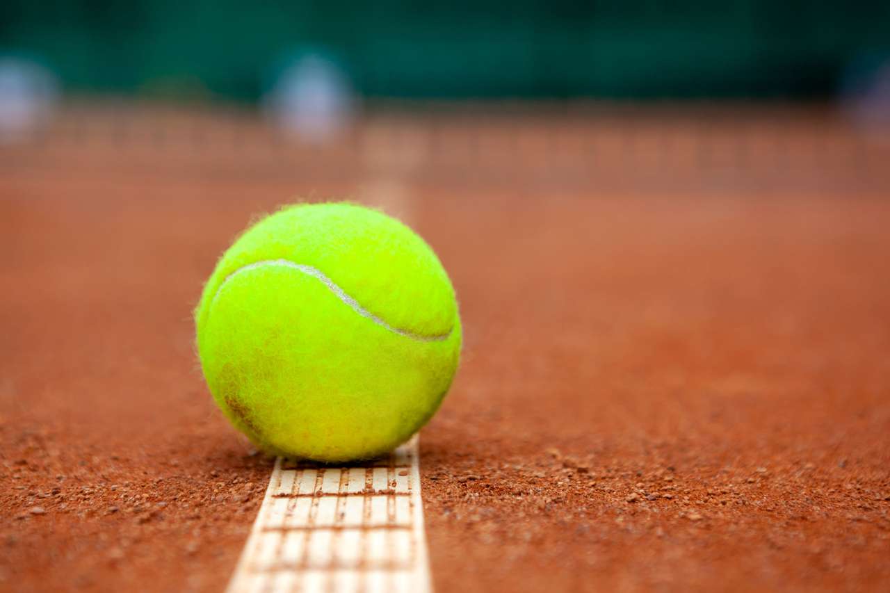 Żółta piłka tenisowa na glinie puzzle online