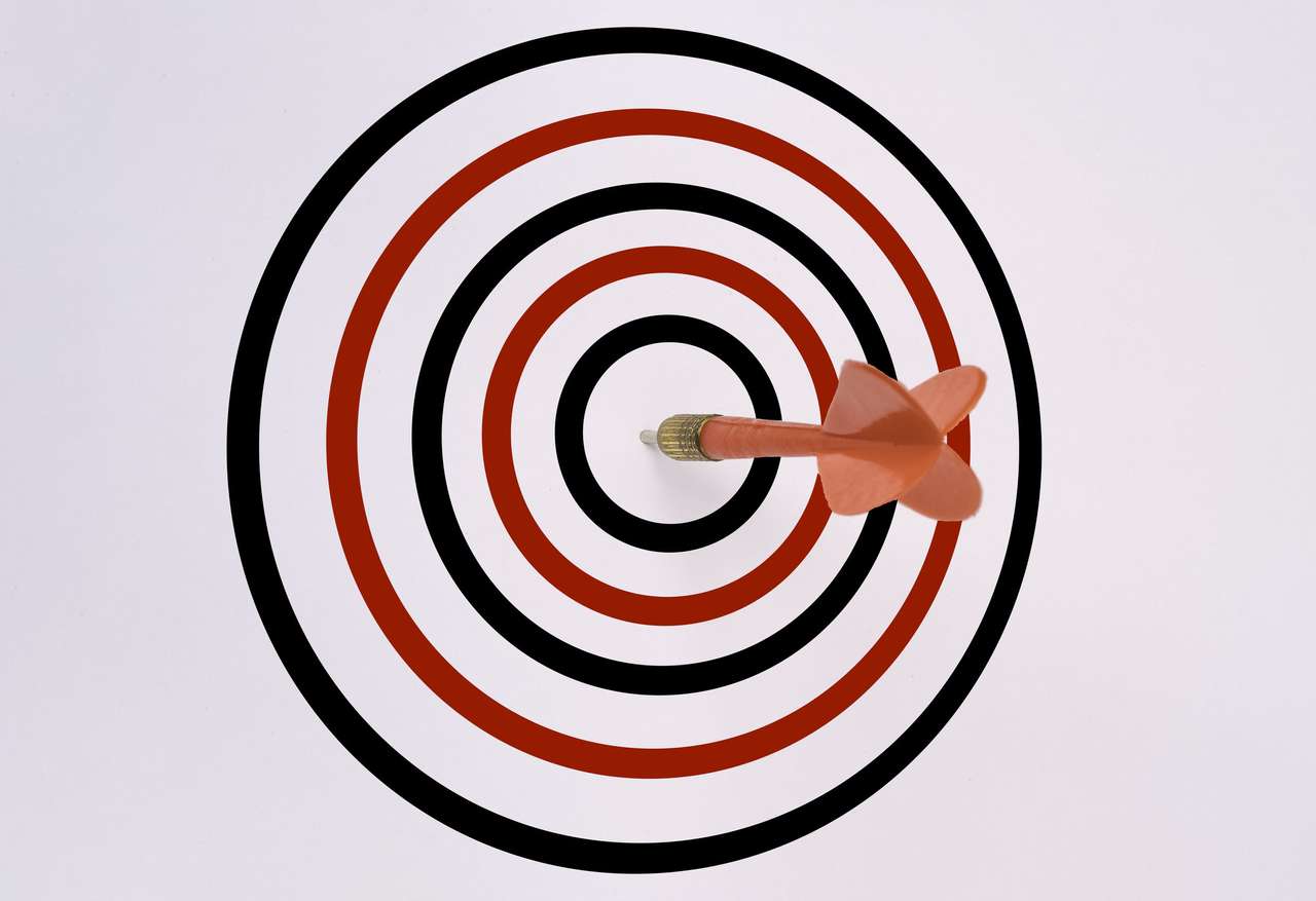 Red Dart Arrow Hit on Target puzzel