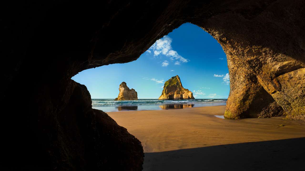 Jaskinia na plaży puzzle online