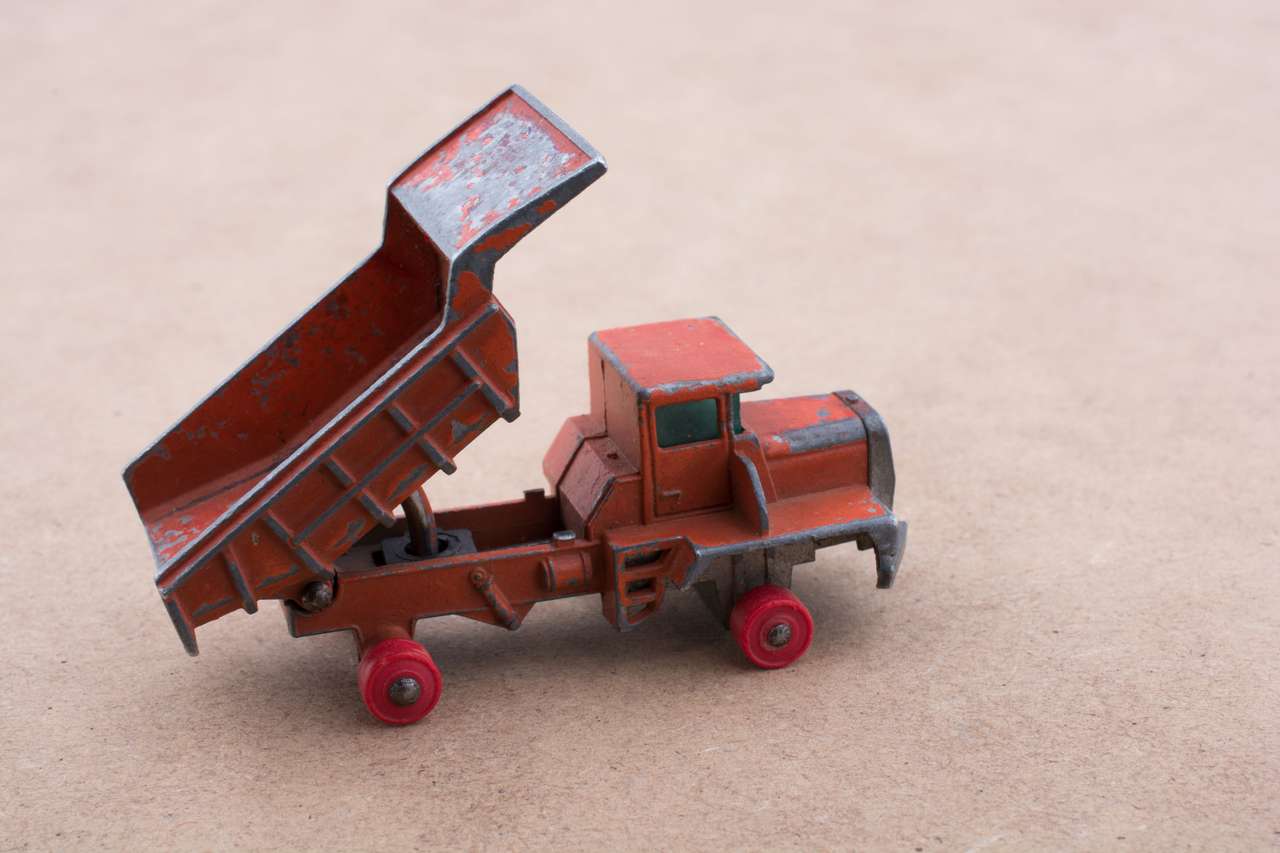 Czerwona ciężarówka z zabawkami puzzle online