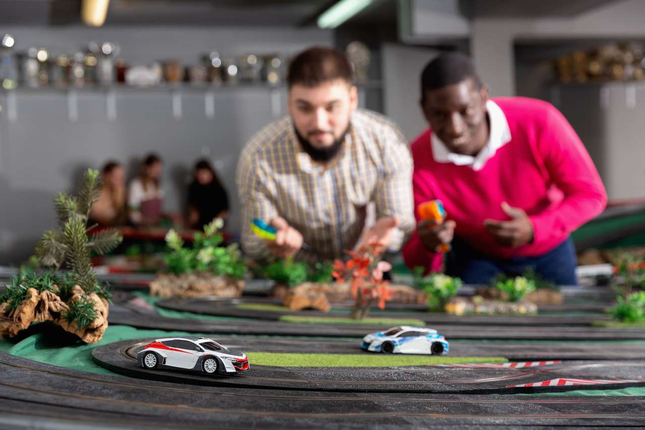 Dwóch mężczyzn bawiących się z wyścigami samochodowymi puzzle online