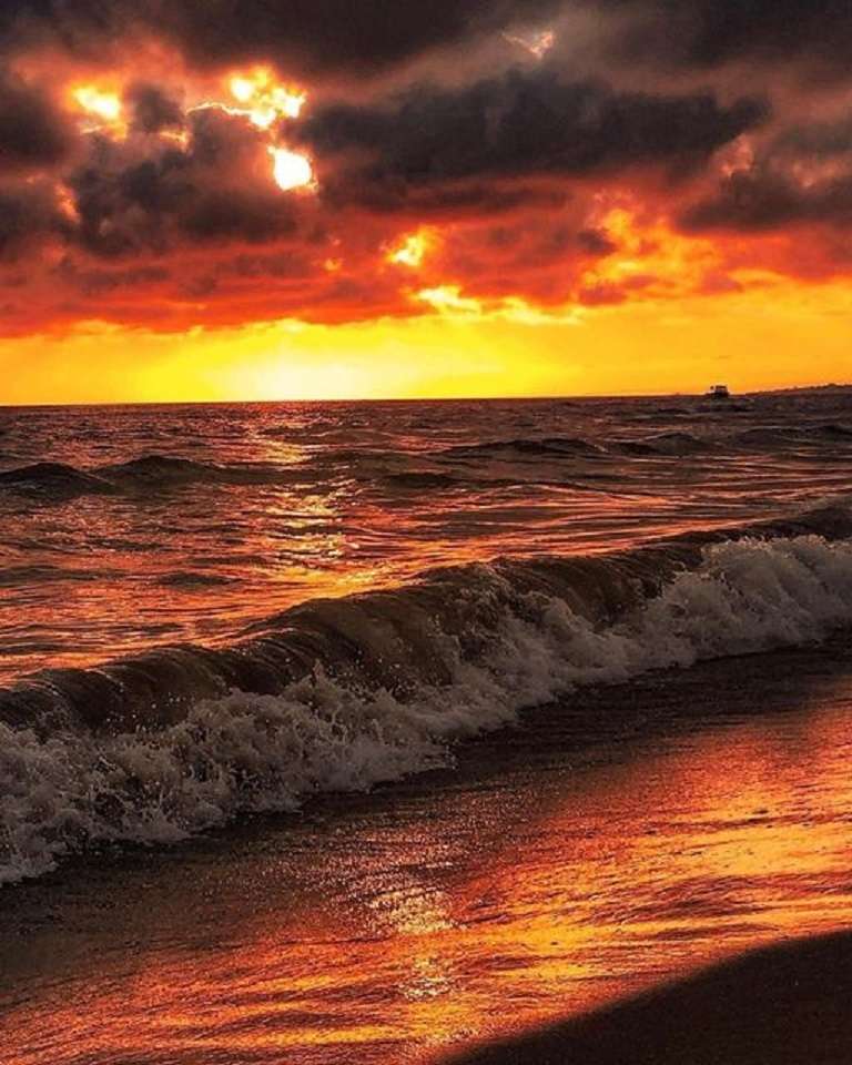 Wschód słońca nad morzem. puzzle online