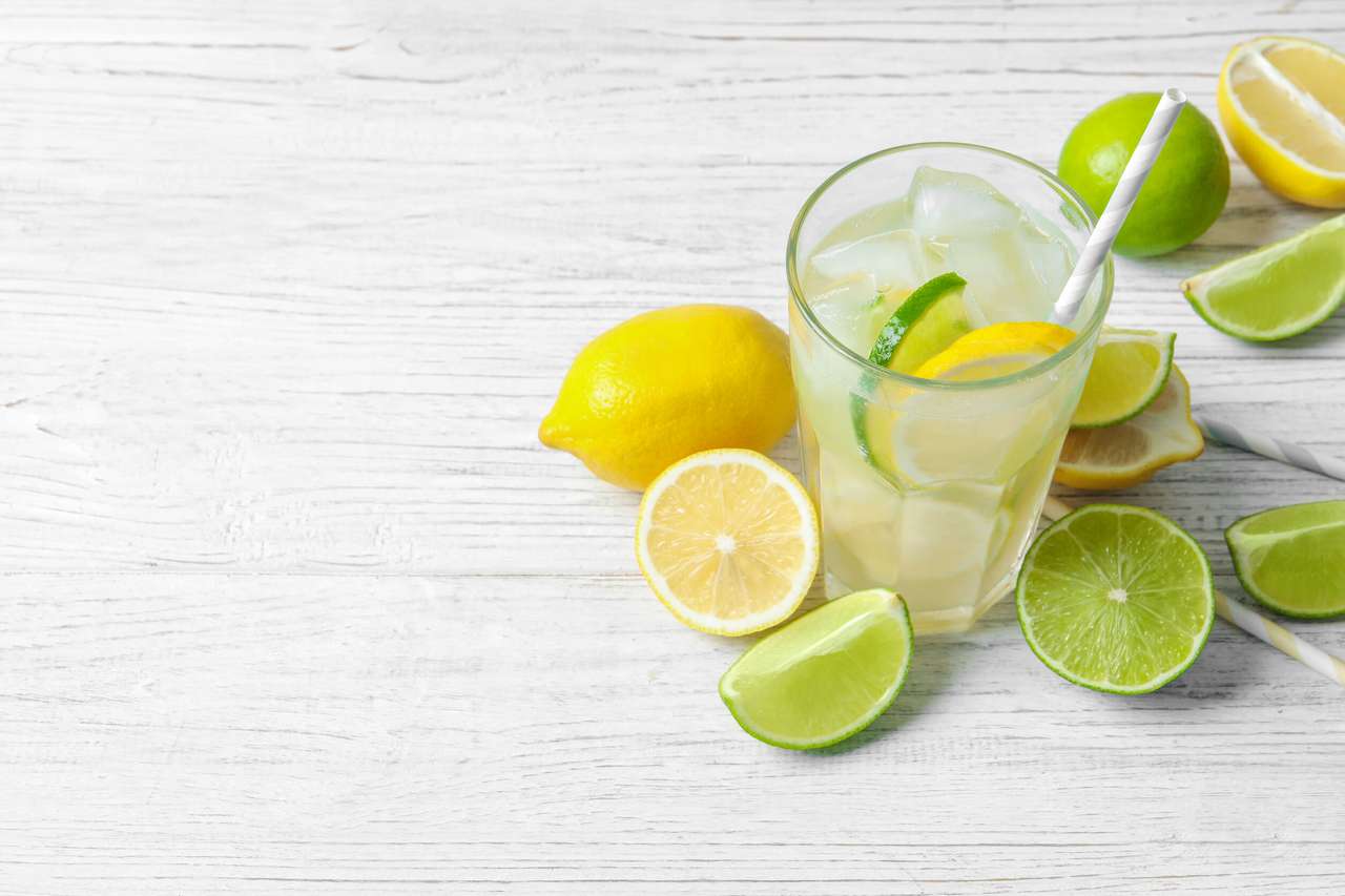 Szklanka naturalnej lemoniady z owocami cytrusowymi puzzle online