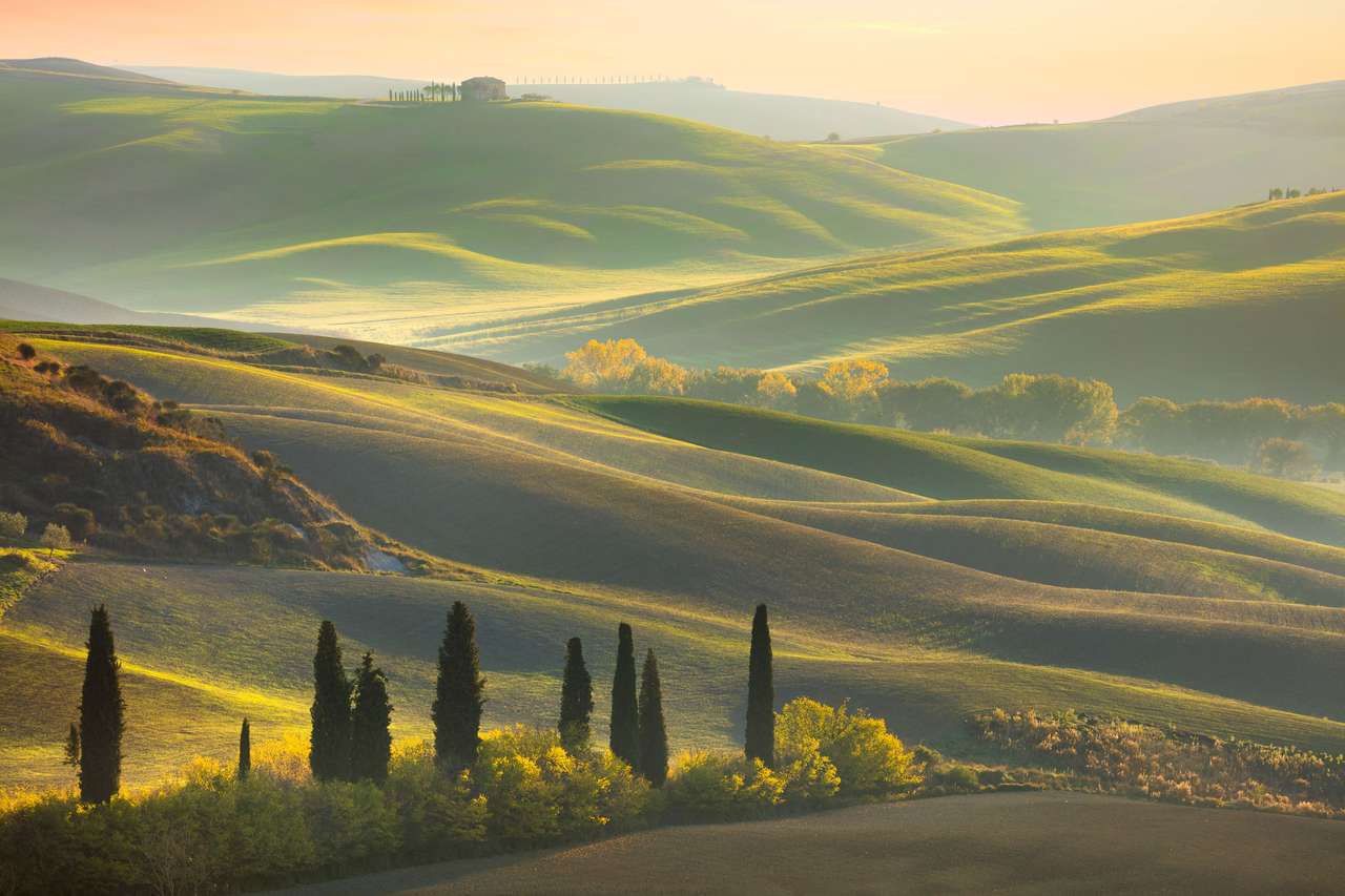 Świeży zielony tuscany krajobraz w wiosna czasie puzzle online