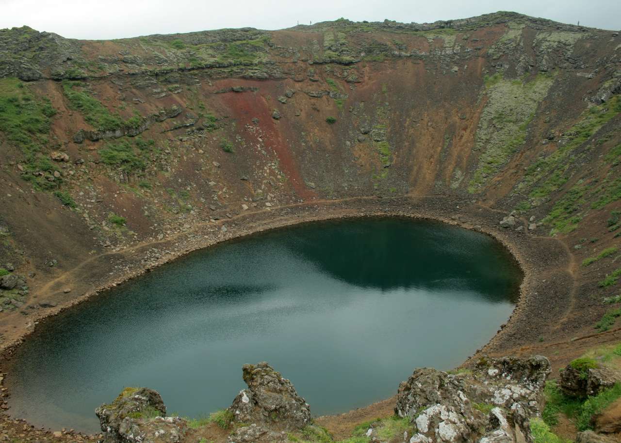Jezioro w kraterze wulkanu puzzle online