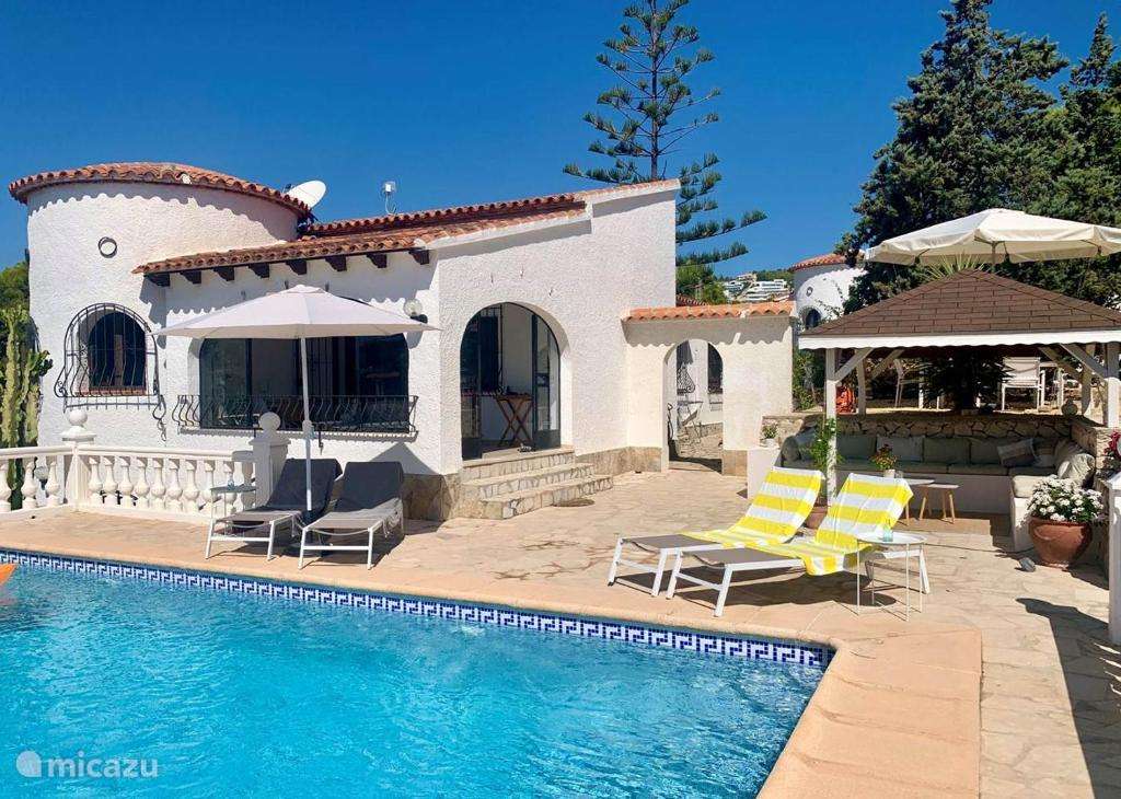 Dom z basenem w Hiszpani puzzle online