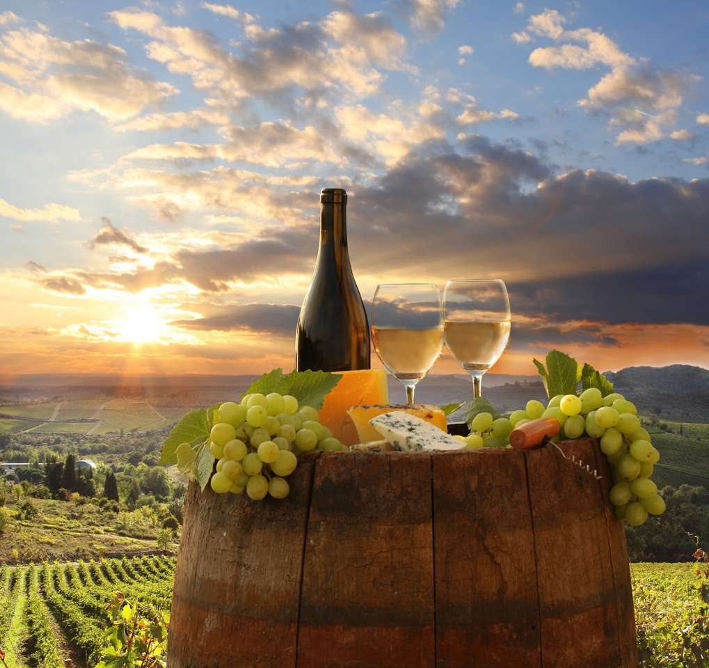 Białe wino z baryłką na winnicy w Toskanii puzzle online