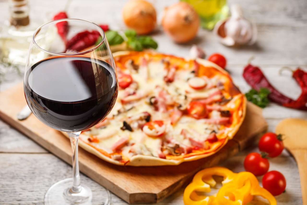 Kieliszek czerwonego wina z pizzą puzzle online