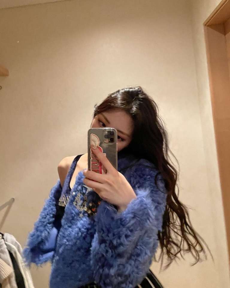 Yuna-Izy Mirror Selfie puzzle online