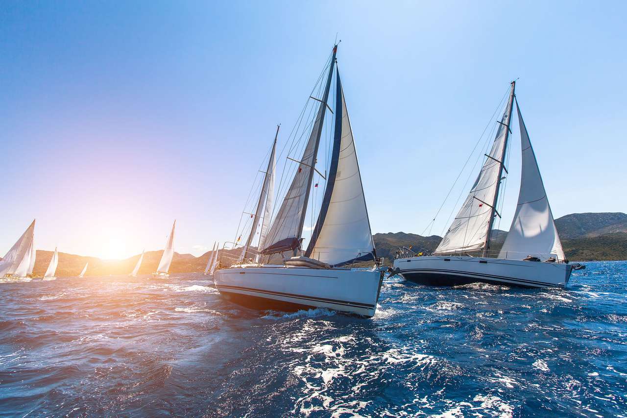 Luksusowe jachty w regatach żaglowych puzzle online