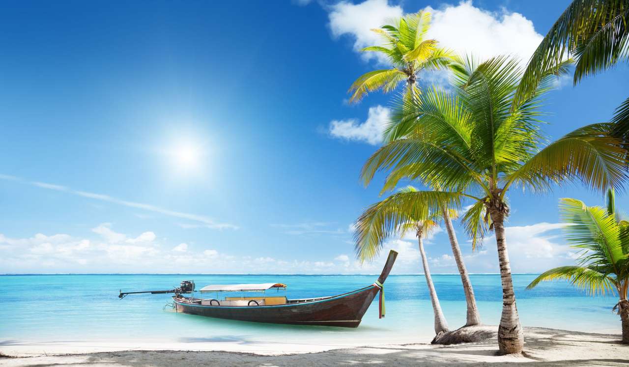 Drewniana łódź na karaibskiej plaży puzzle online