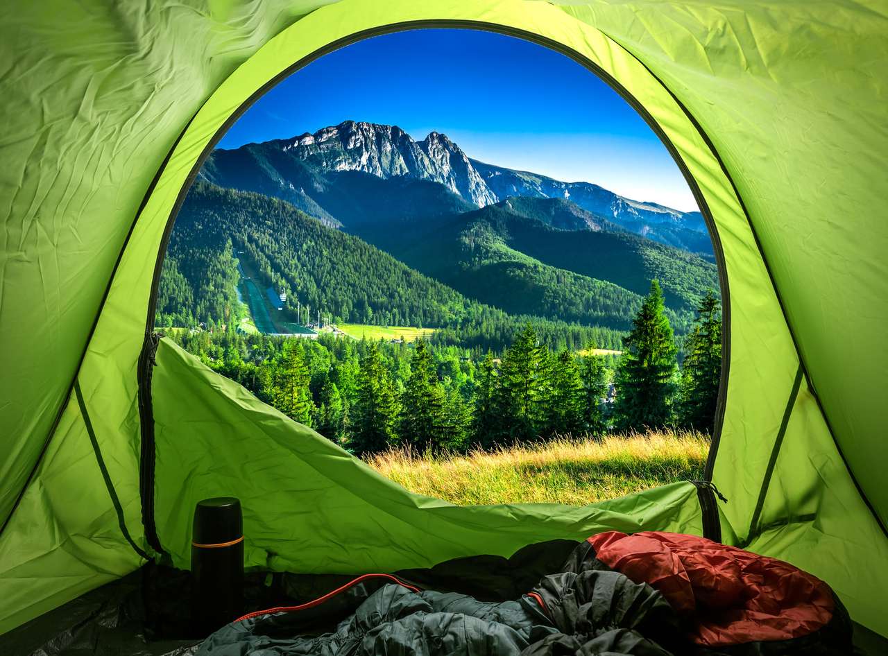 Widok z namiotu do zachodu słońca w górach w lecie puzzle online