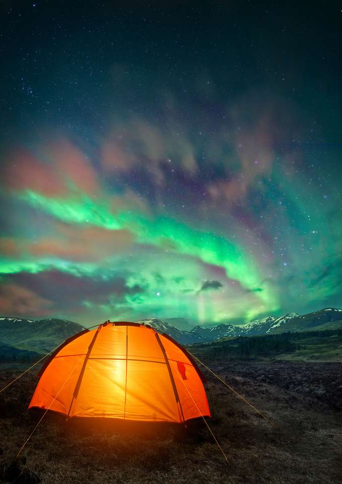 Namiot kempingowy świecące pod północnymi światłami puzzle online