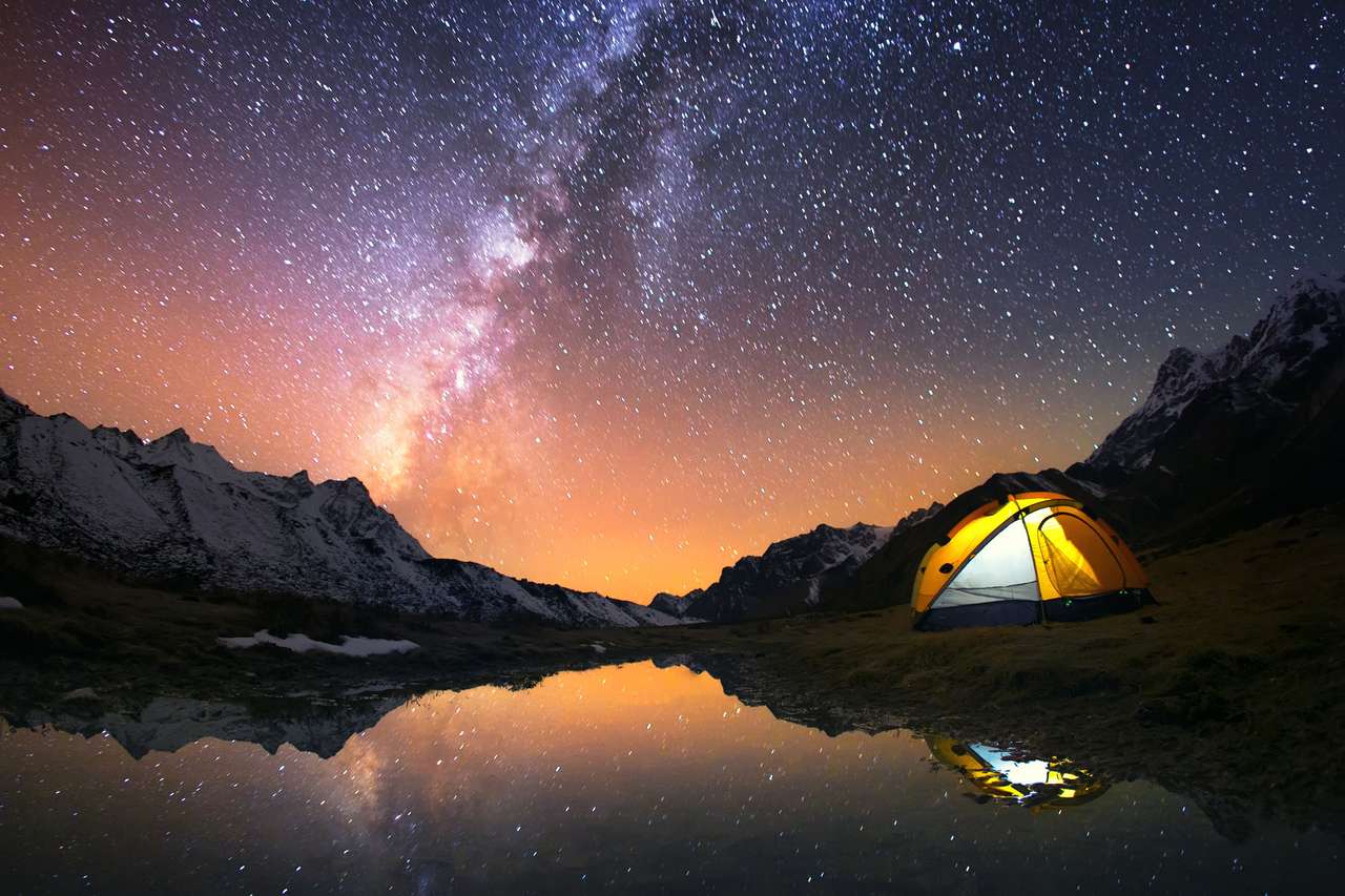 Camping w górach pod nocnym niebem puzzle online