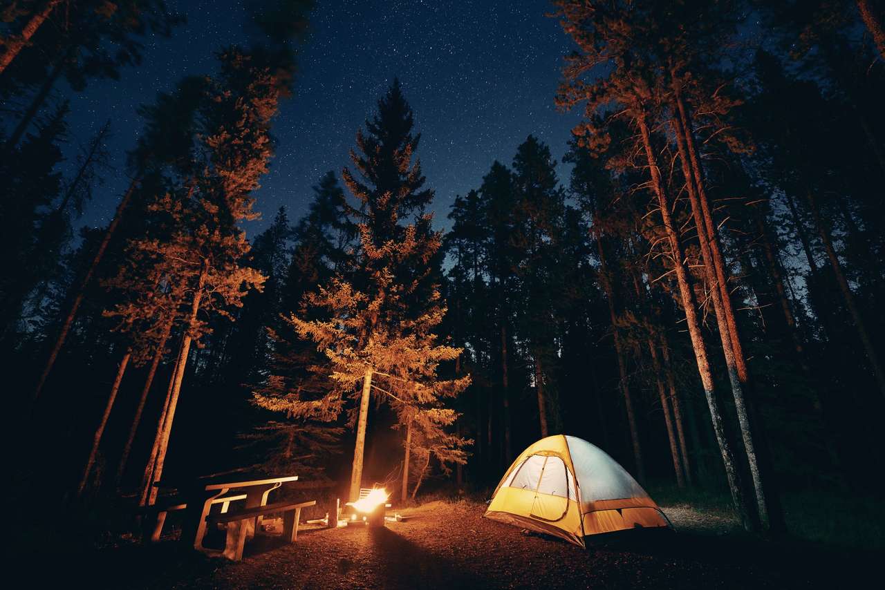 Camping pod gwiazdami z ogniskiem i namiotem puzzle online