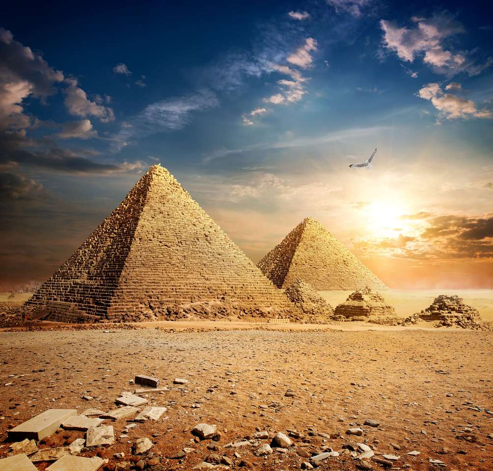 Duży ptak nad starożytnymi piramidami przy zmierzchem puzzle online