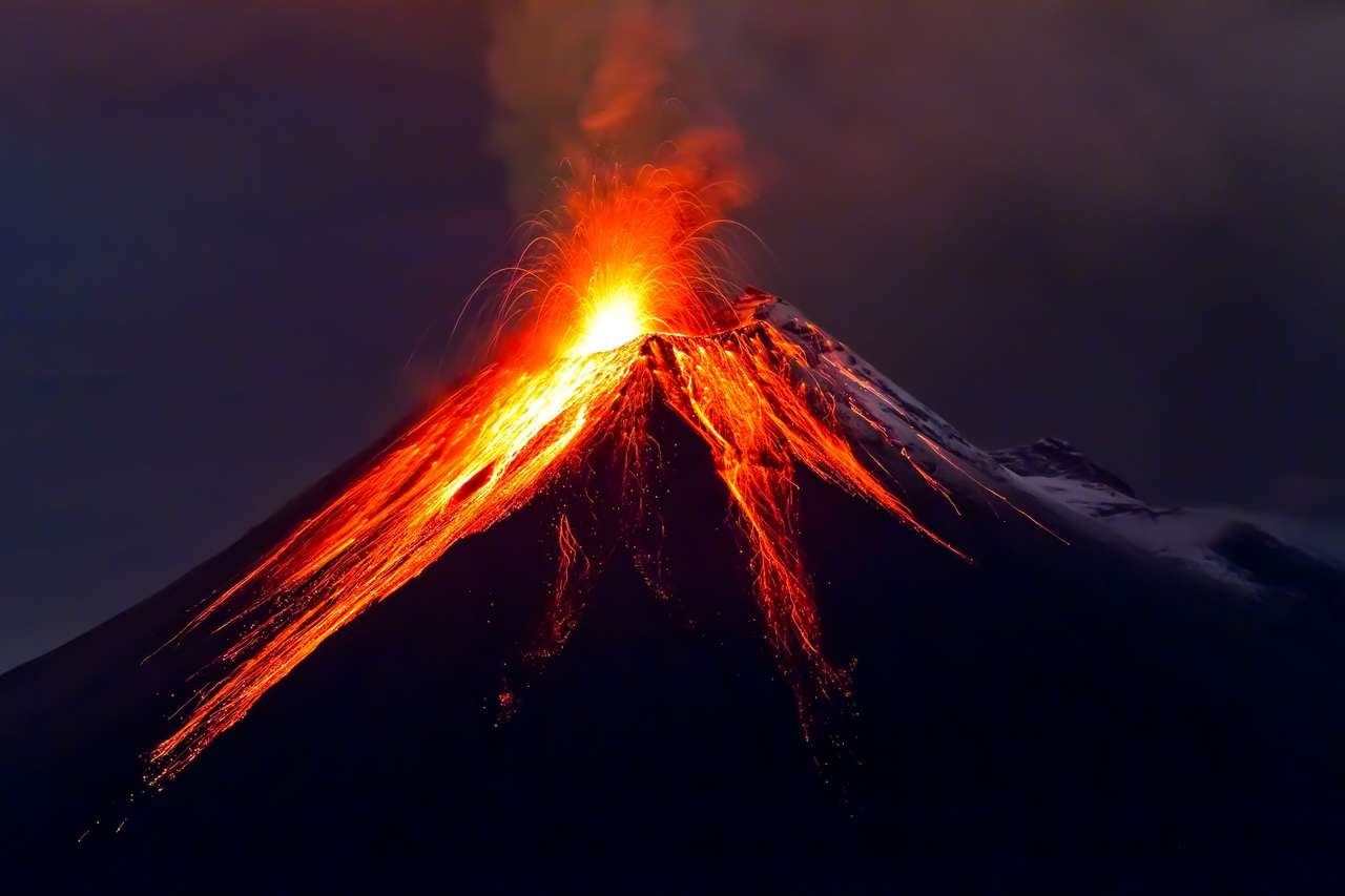 Erupcja wulkanu Tungurahua w nocy w Ekwadorze puzzle online