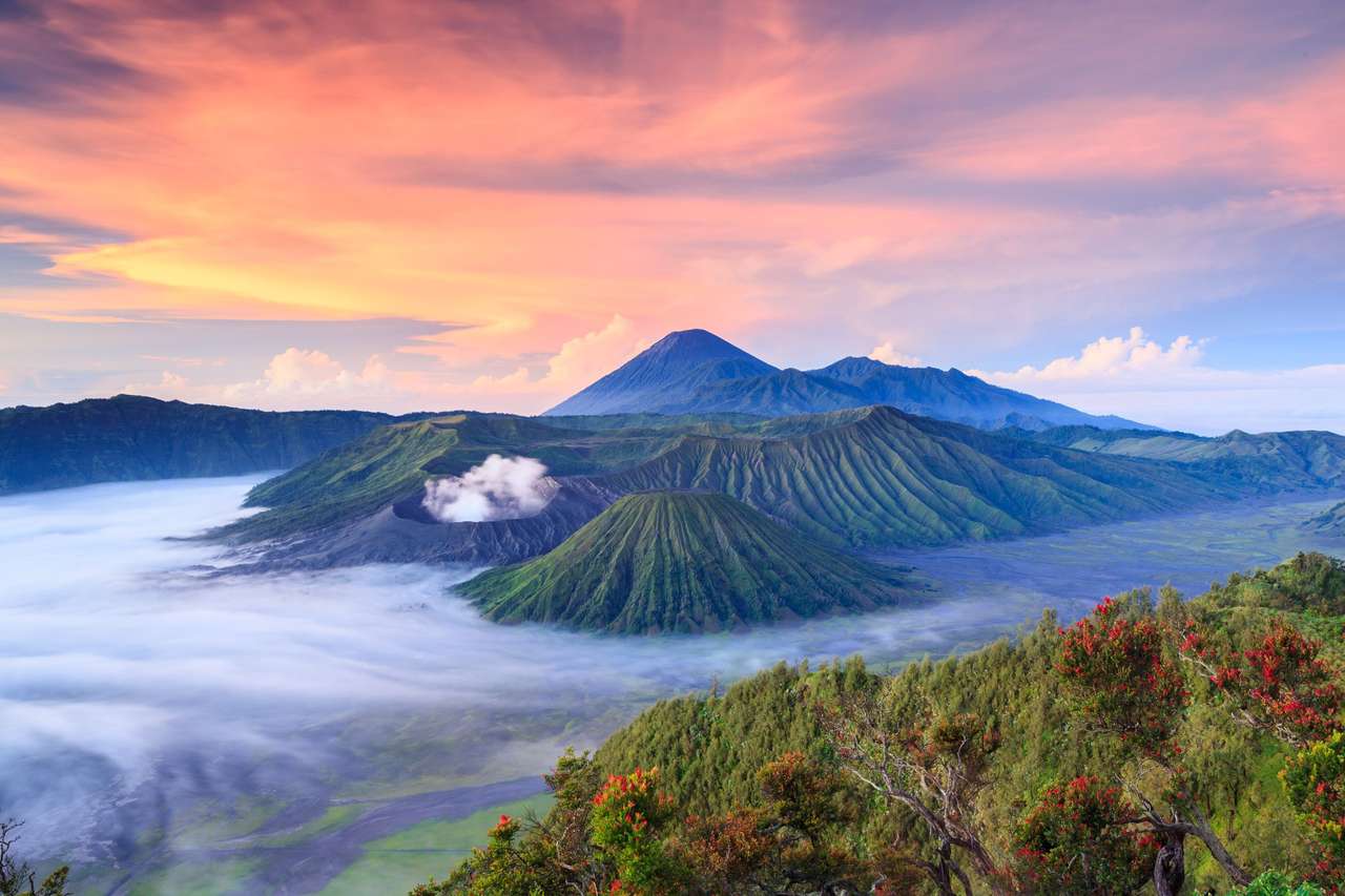 Bromo Volcano o wschodzie słońca, Wschodni Jawa, Indonezja puzzle online