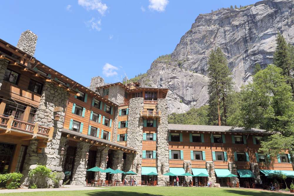 Rustykalny hotel w górach puzzle online