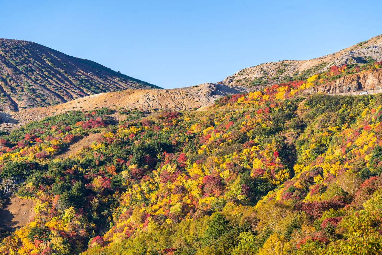 Jesienna foliańska góra przy Bandai Azuma puzzle online