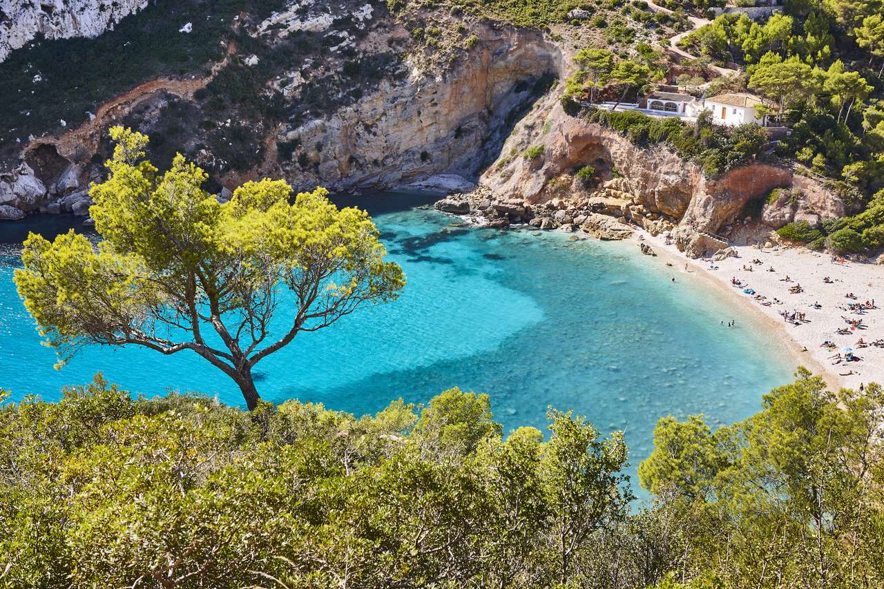 Hiszpański śródziemnomorski słoneczny sceniczny wybrzeże puzzle online