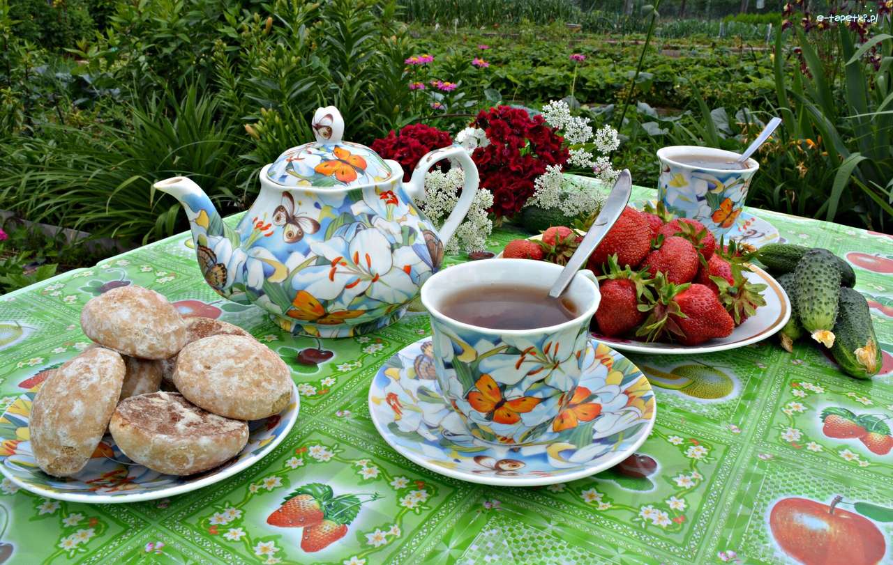 Ciastka i truskawki, herbata puzzle online