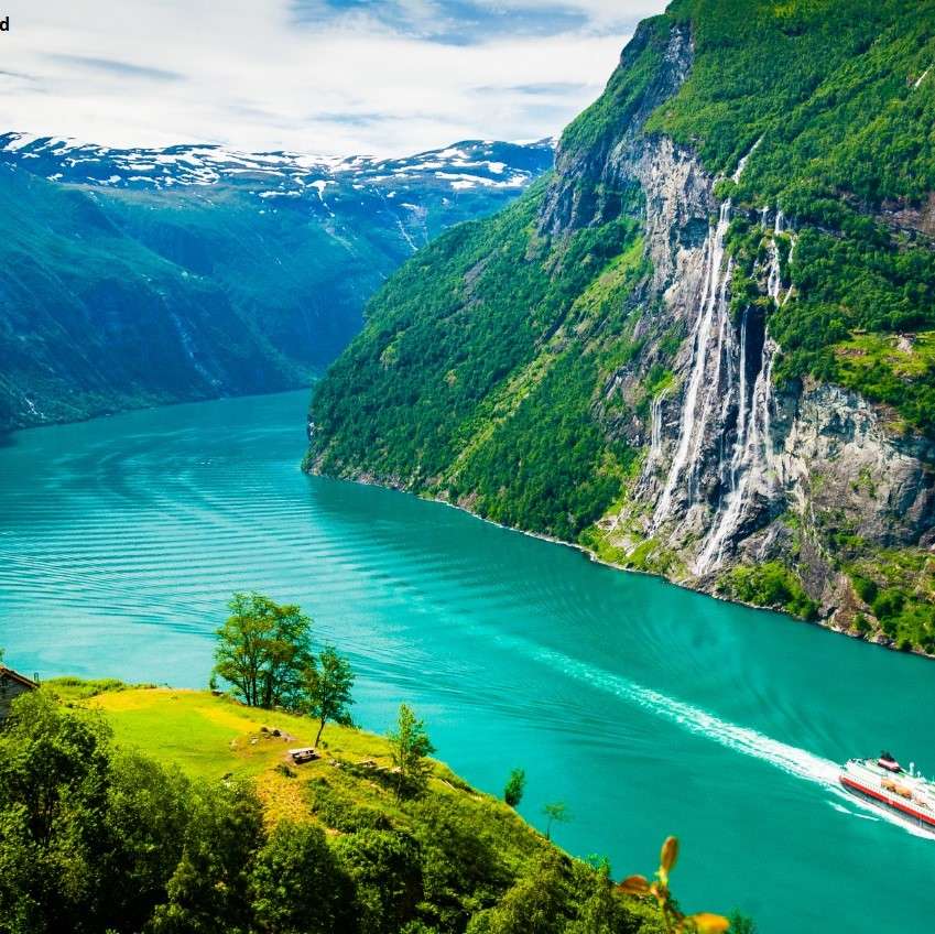 Statek wycieczkowy po norweskich fiordach puzzle online