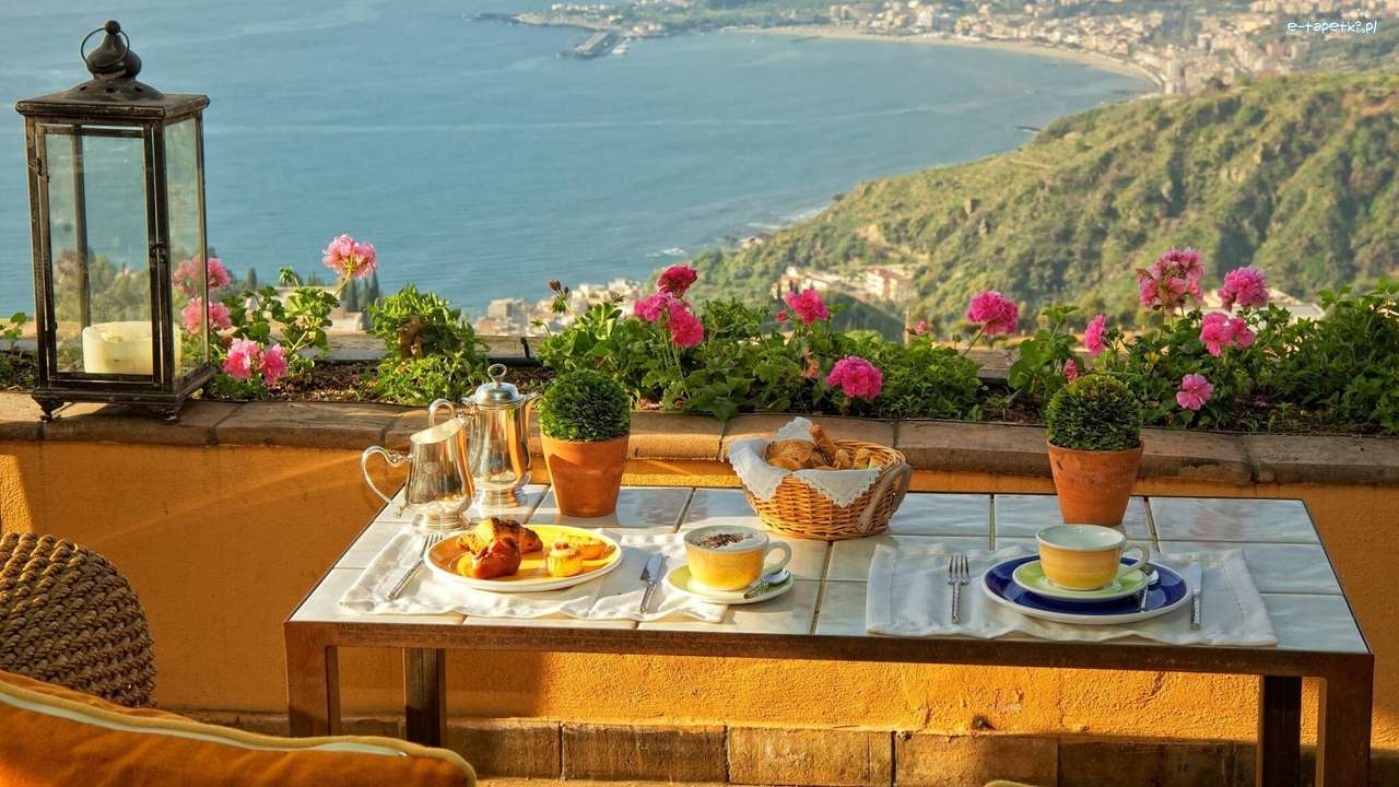 Śniadanie na tarasie z widokiem na morze puzzle online