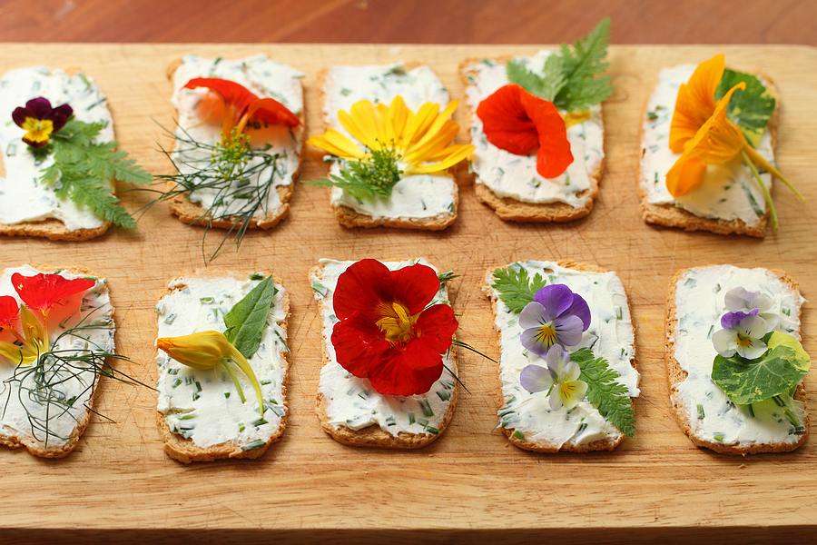 Kanapki z jadalnymi kwiatami puzzle online
