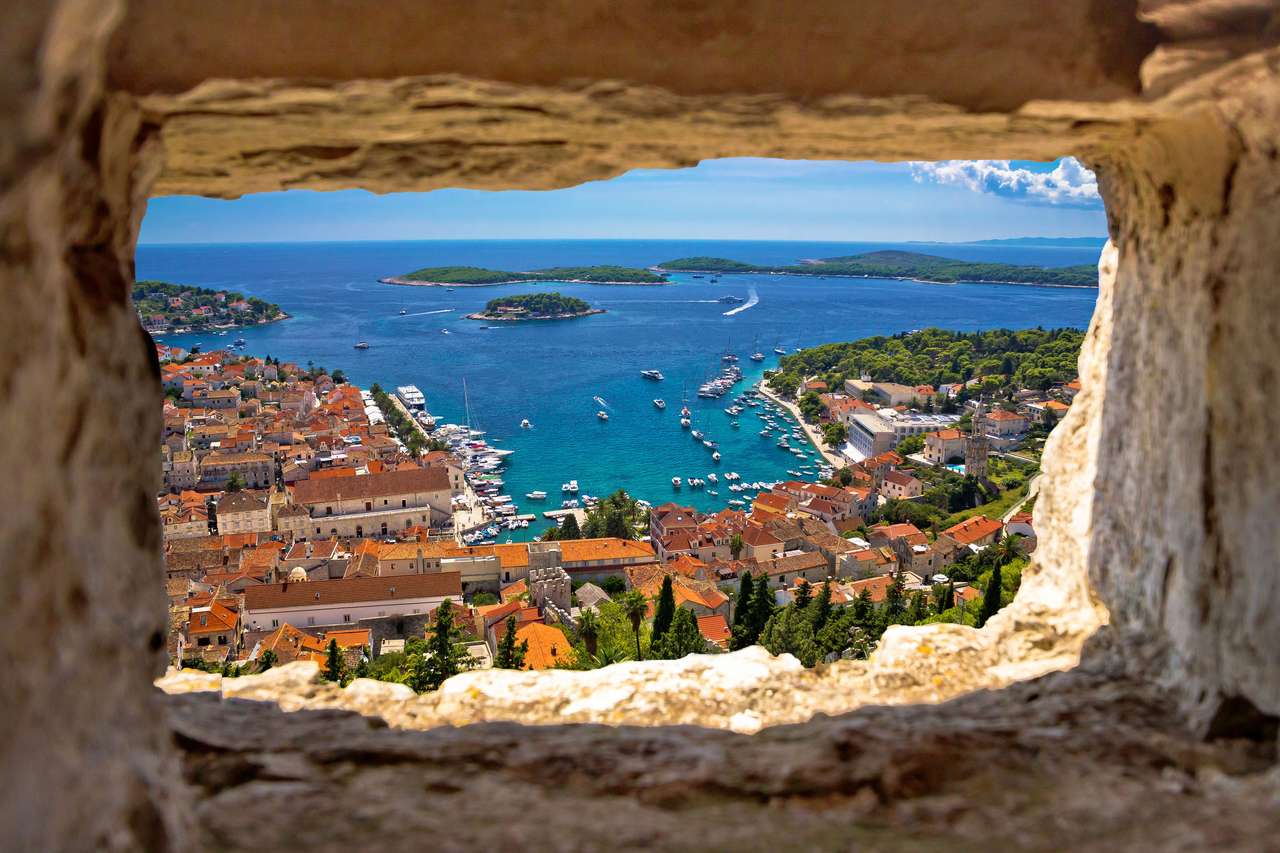 Hvar Bay przez kamienne okno puzzle online