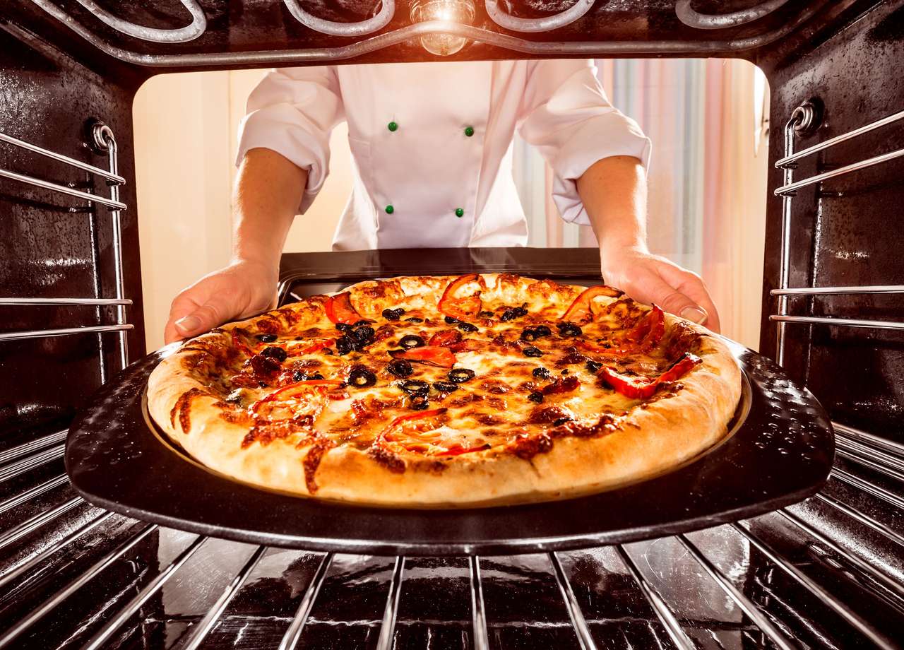 Szef kuchni przygotowuje pizzę puzzle online