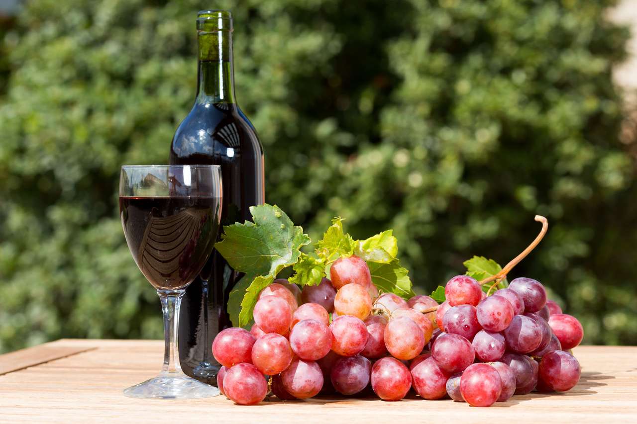 Wino ze świeżo zebranym winogronem puzzle online