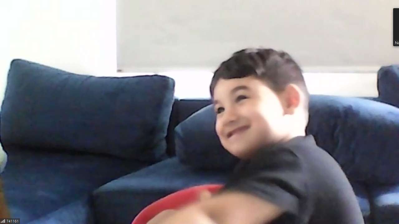 Szczęśliwy chłopiec na swoim krześle puzzle online