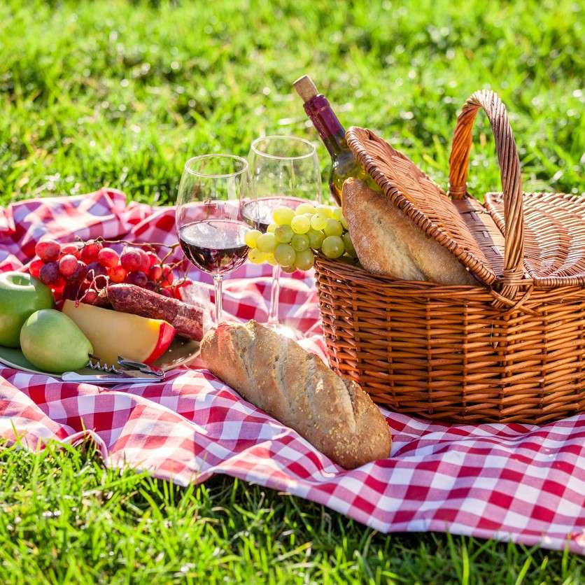 Spożywanie posiłku na pikniku puzzle online