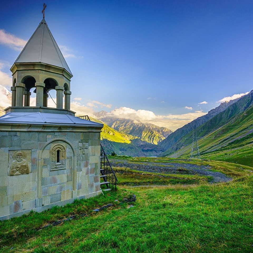 Kaukaz- kościół w górach puzzle online