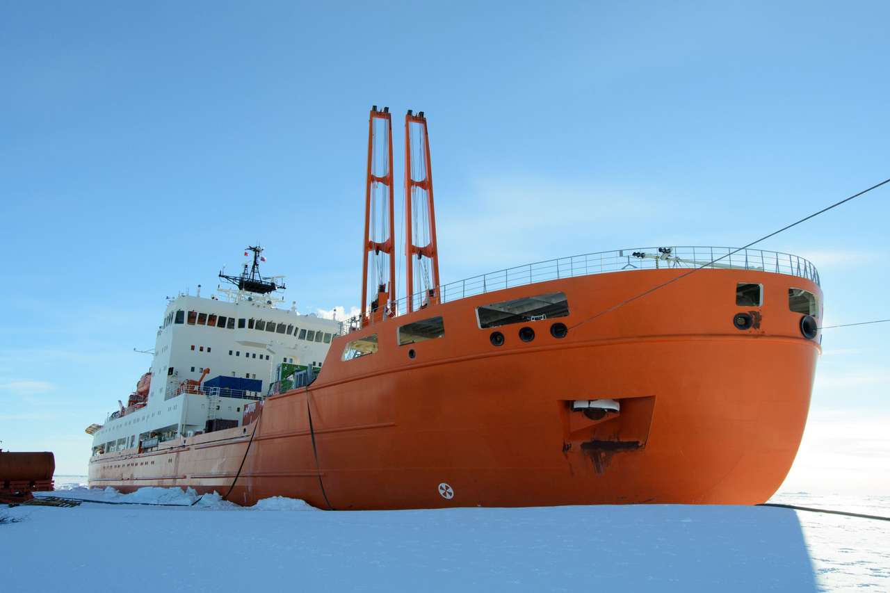 Statek ekspedycyjny w lodzie puzzle online