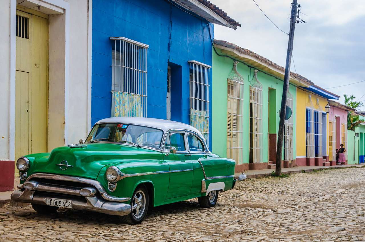 Stary samochód szkolny na ulicach Trinidad, Kuba puzzle online