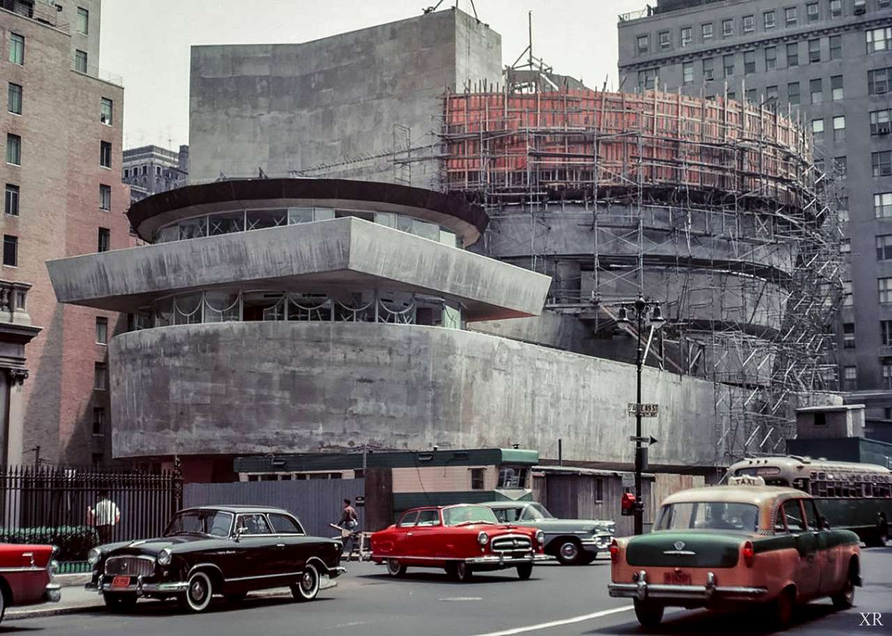 Jest 1959 i widzimy muzeum sztuki Guggenheim w puzzle online