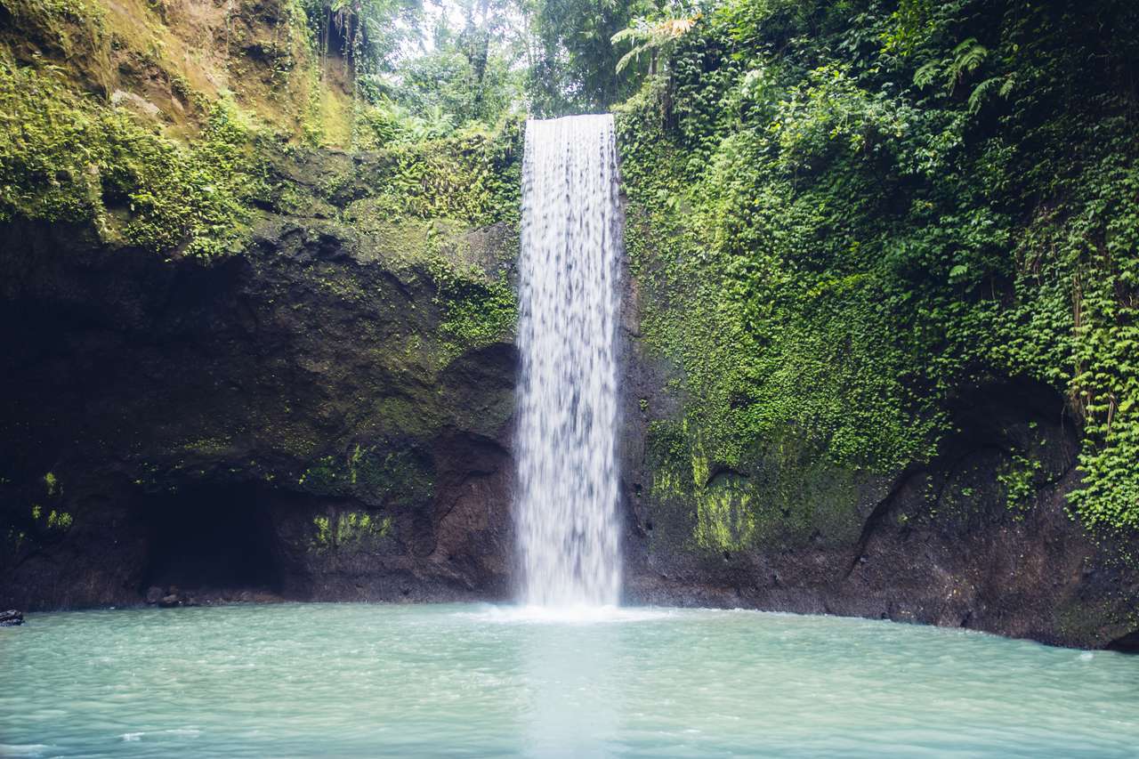 Widok na wodospadu Tibumana na Bali, Indonezja puzzle online