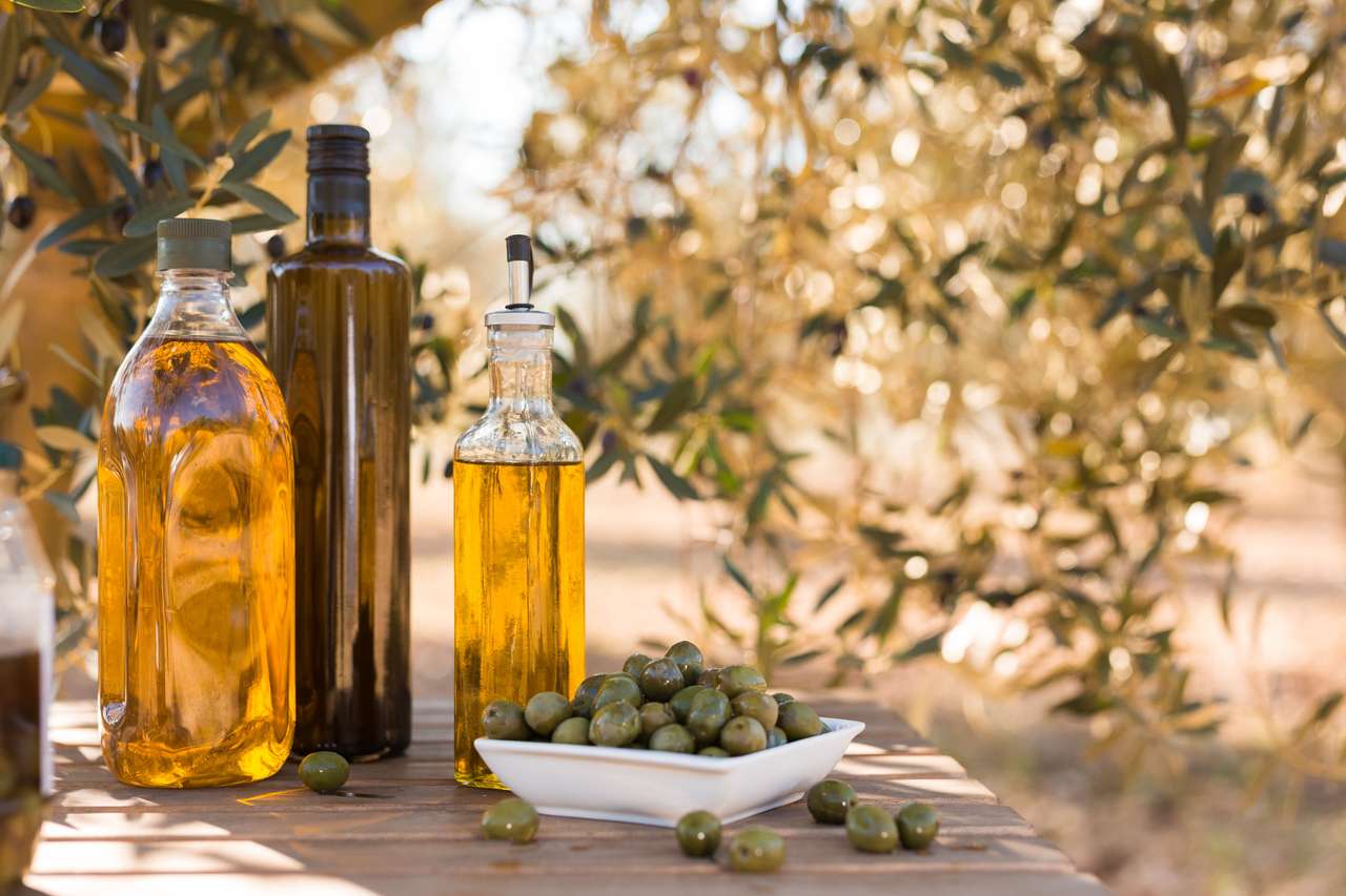 Zielone oliwki i olej na stole w oliwnym gaju puzzle online