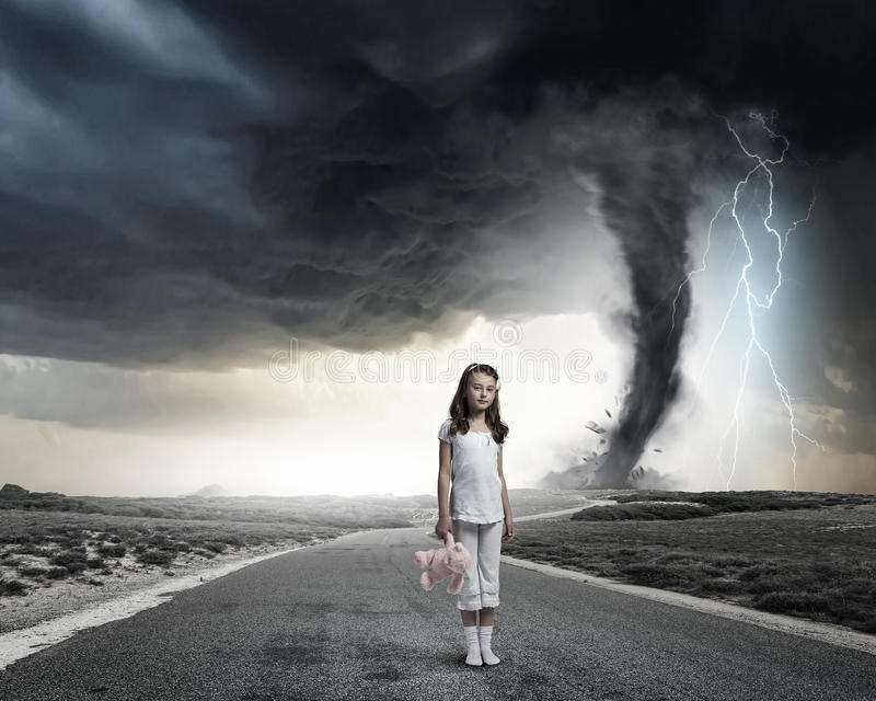 Dziewczyna i tornado .............. puzzle online